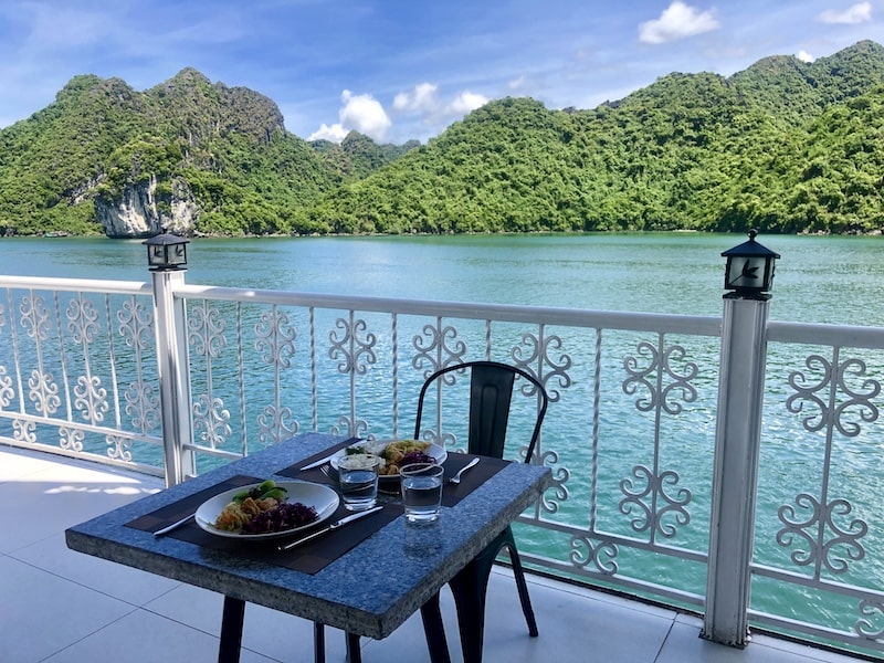 baia di ha long pranzo sulla nave nella baia