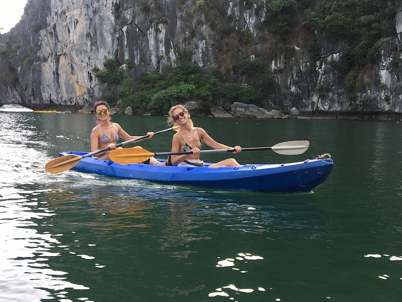 kayak nella baia di ha long