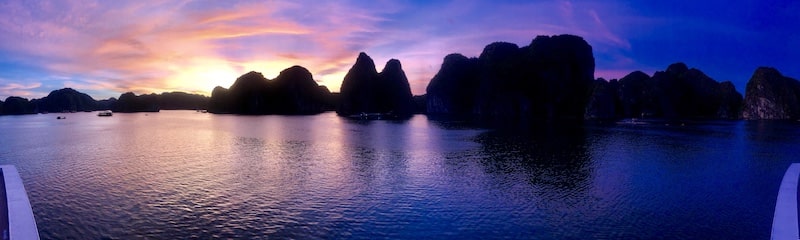 ha long al tramonto dalla nave da crociere