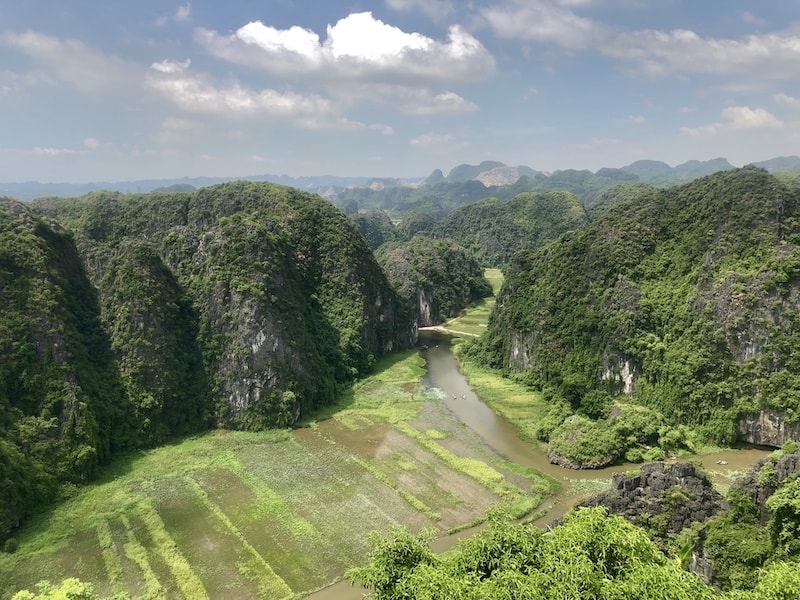 vista mua caves dall'alto a ninh binh in vietnam 