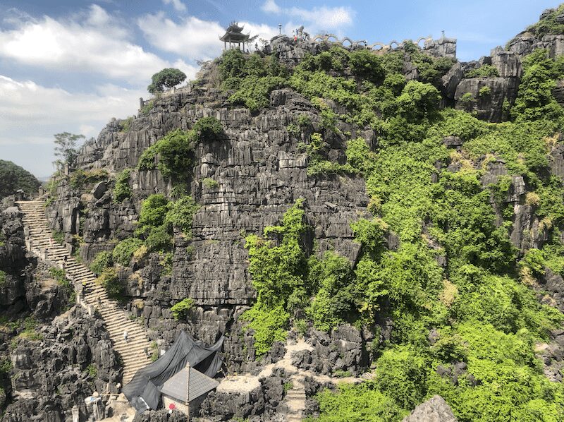 vista mua caves dall'alto a ninh binh in vietnam 