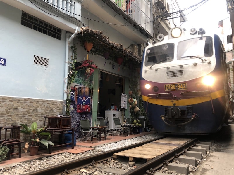 train street hanoi vecchia